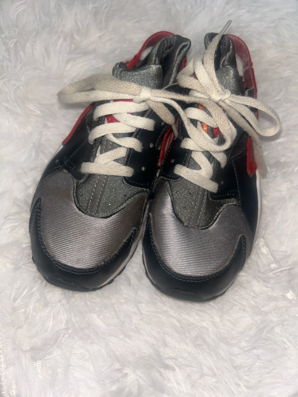 Nike Kids Sneakers in Black, Silver & Red - Lace-Up Sport Style 425.01